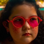 یک دختر به نام یاسمین کمی کپل با عینک زرشکی و موهای فر روی صورتش خال داشته باشه لبای کوچک دماغ پف دار کوچیک پوست روشن