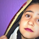 یک دختر به اسم ریحانه صورت قلبی مانند و کمی کشیده چشمای درشت و دوست کمی سبزه دماغ کمی عقابی و صورتی اروم و مهربون