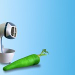 یک عکس برای اسلایدر سایت میخواستم با بک‌گراند گرادینت آبی ملایم در مرکز عکس تصویر لوازم خانگی سبزی خردکن و سشوار مو باشه ابعاد عکس طولش1310باشه و عرضش500باشه