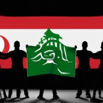 چند فرد که در کنار هم ایستاده اند و پرچم های ایران و عراق و سوریه و لبنان و فلسطین را مانند سپر در دست گرفتند