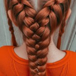 دختری با موهای نارنجی که به دو طرف بافته شده اند
