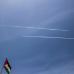 آسمان آبی فلسطین که پرچم آن برفراز آسمان در اهتزاز است. و روی زمین موشک ها ریخته اند