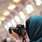 تصویر یک دختر محجبه در حرم امام رضا با دوربین در دستش