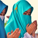 دو دختر محجبه در حال عبادت