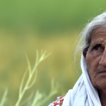 مادر عزادار تیر باران شده