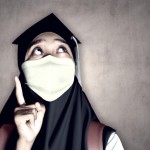 زن باحجاب در حال برنامه ریزی آینده