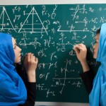عکس دو دختر محجبه در حال حل مسئله ریاضی