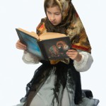 دختر دانش آموز با حجاب در حال کتاب خواندن
