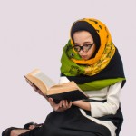 دختر دانش آموز با حجاب در حال کتاب خواندن