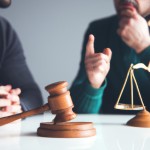 قضاوت یک قاضی بین دو مرد که یکی از آنها پسر است