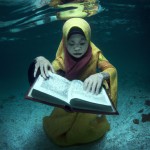 دختری درحال قرآن خواندن زیر آب اقیانوس