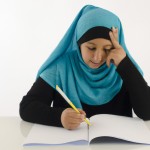 دختر باحجاب در حال درس خوندن