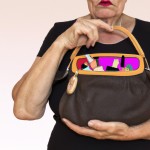 ساک دستی پارچه ای در دست یک دختر میانسال که داخل ساک لوازم ارایشی است