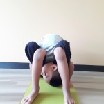 ی بچه در حال ورزش کردن