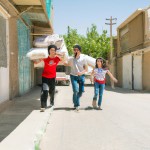 تصویر یک خانواده ایرانی در حال اسباب کشی  و خوشحال هستند