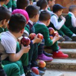 عکس یک دبستان پسرانه که بچه ها منتظر جشن شب یلدا هستند