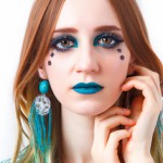 دختری ۲۱ ساله با چهره بی خش و چروک با لباسی زیبا با طرح های متفاوت پوشاننده با مو های حنایی و چشمان فیروزه ای