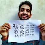 یک مرد که برگه امتحان با نمره بیست دستش است و خوشحال است