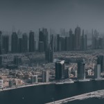 یک عکس از یک شهر دارک و دارای وسعت زیاد درحالی که عکس از دور گرفته میشه