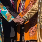 اقوام خوزستانی با لباس لری ، عربی ، بختیاری و دیگر اقوام در حالی که دست در دست هم استاده اند که نمادی از همدلی باشد با جزییات زیاد و کارکتر ها همه مرد باشند
