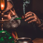 حسن روحانی در کافه در حال کشیدن قلیون