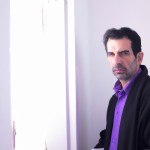داستان یک مردی به اسم حسین که با کت به رنگ مشکی سالم اما کهنه و پیراهن یاسی با قیافه ای حدود 40 ساله که عزت نفس پایینی دارد  در فضایی با طیف رنگی سفید و بنفش دارد.