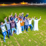 مسابقه، جشن و شادی  
*(بازیکنان دور امیر و علی جمع می‌شوند و همگی شادی می‌کنند.)*