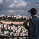 عکس یک نوجوان اسلحه به دست در حتل نگاه کردن به قدس