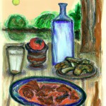 بادمجان سرخ شده در کنار گوجه سرخ شده روی میز ، یک کاسه ماست ، نان بربری و نوشابه زمزم ایرانی با رنگ سبز در یک بطری شیشه ای نوستالژیک در یک منظره جنگلی