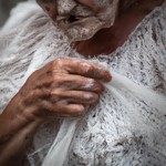 یه عکس خیلی ترسناک از پیرزن با لباس های پاره سفیده