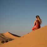 یک دختر بچه تنها در بیابان