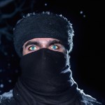 یک  مجاهد مسلح و شیعه ایرانی در کوهستان برفی در شب قدم نگهبانی میدهد او صورت خود را با چفیه پوشانده و چشمانی زیبا دارد
