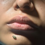 عکس یک زن که بالای لبش خال دارد و ۲۹ سالش است و ایرانی است
