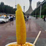 بتمن در حال خوردن لبو داغ در تهران و در کنار برج آزادی تهران که زیر پاش هم توپ جام جهانی فوتبال در سال 2022 هستش