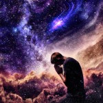 شخصی در حال دعا کردن که روبروش آسمانی شبیه به کهکشان است