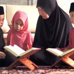 خاتواده باحجاب در حال قران خواندن