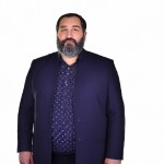 فردی با تجربه که در حال آموزش یا به اشتراک گذاشتن دانش خود با دیگران است مردی مذهبی و ایرانی باشه که معلوم باشه ایرانی و مذهبیه و واقعی بنظر برسه