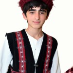تصویر یک پسر 12 ساله با لباس محلی گیلان را بساز
