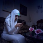 عکس فانتزی یک خانم با حجاب در خانه درحال تماشای گوشی