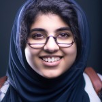 یک دختر دبیرستانی ایرانی با حجاب کامل که خوشحاله