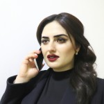 عکس یک دختر ایرانی زیبا با مانتو مشکی که در حال صحبت با موبایل است