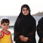 عکس یک دختر ۱۲ ساله چادری و یک دختر ۷ ساله چادری و یک پسر ۲ ساله بسیجی با پدر و مادر مذهبی در کنار دریا