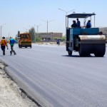 عکس کارهای عمرانی در شهر شادگان آسفالت و جدول و ... با ماشین های راهداری در گرمای سوزان
