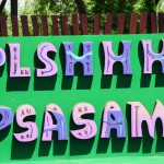 نشانه های زبان فارسی در حال بازی در شهربازی