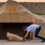 مردی در حال جستجوی شهاب سنگ در مقبره کوروش