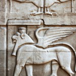 برای من طرح همای اساطیری را مشابه طرح نقش برجسته شیردال یا گاو بالدار شوش بساز
دقیقا همون شکل نقش برجسته روی دیوار با سر همای