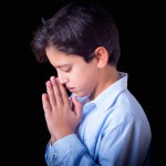 یک پسر در حال دعا