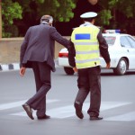پلیس ایرانی در حال کمک به یک پیرمرد برای عبور از خیابان