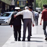 پلیس ایرانی در حال کمک به یک پیرمرد برای عبور از خیابان