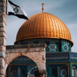 یه عکس از مسجد الاقصی میخوام که پرچم فلسطین و ایران بالای گنبد به اهتزاز دراومده باشه و حماسی باشه